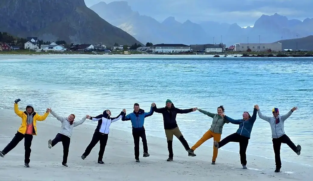 Grup de călători Zepelin pe o plajă din Lofoten, Norvegia